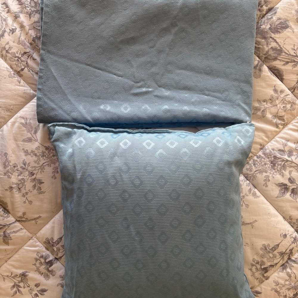 Vintage Blue Reversible Jacquard Spread Coverlet 106”X 92” With Throw Pillow